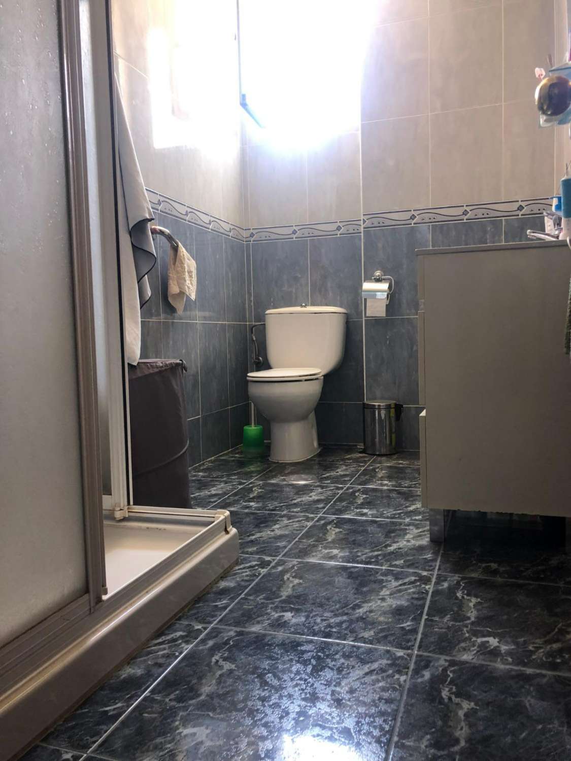 Stort trevåningshus till salu i Algarrobo