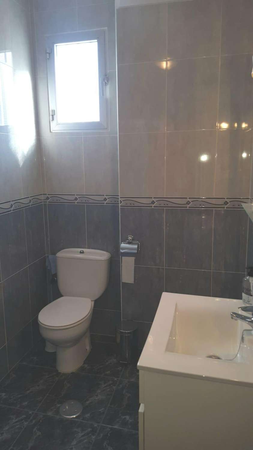 Stort trevåningshus till salu i Algarrobo