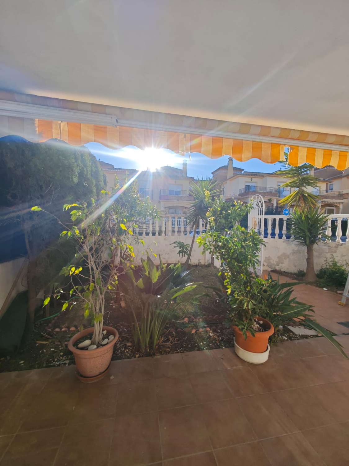 Grande maison jumelée d’angle à vendre