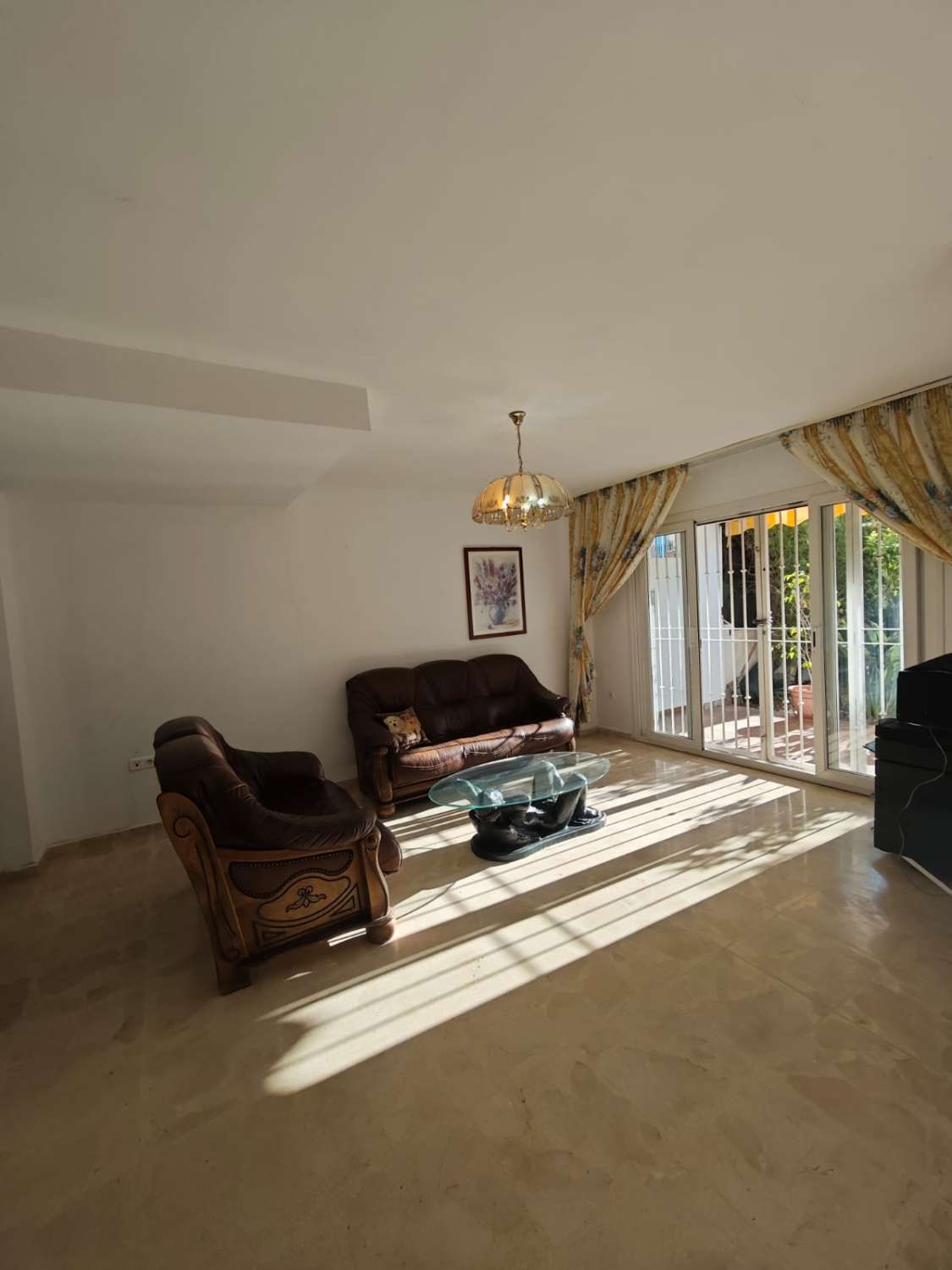 Grande maison jumelée d’angle à vendre