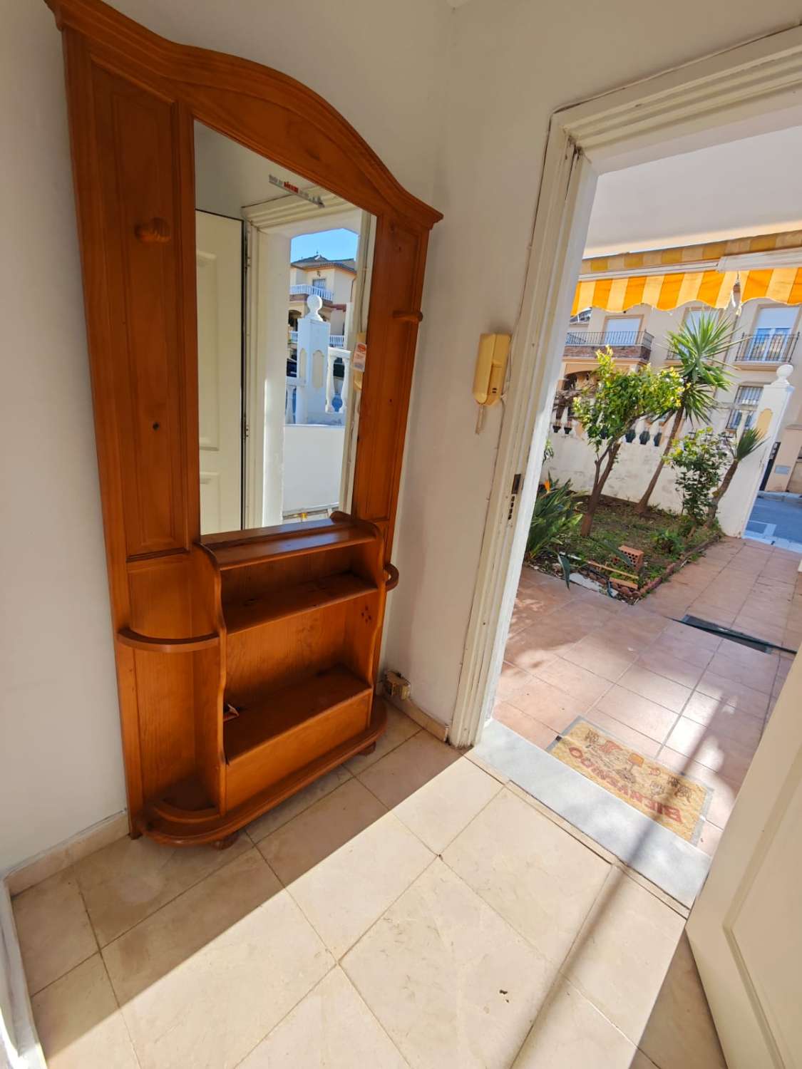 Grande maison jumelée d’angle à vendre