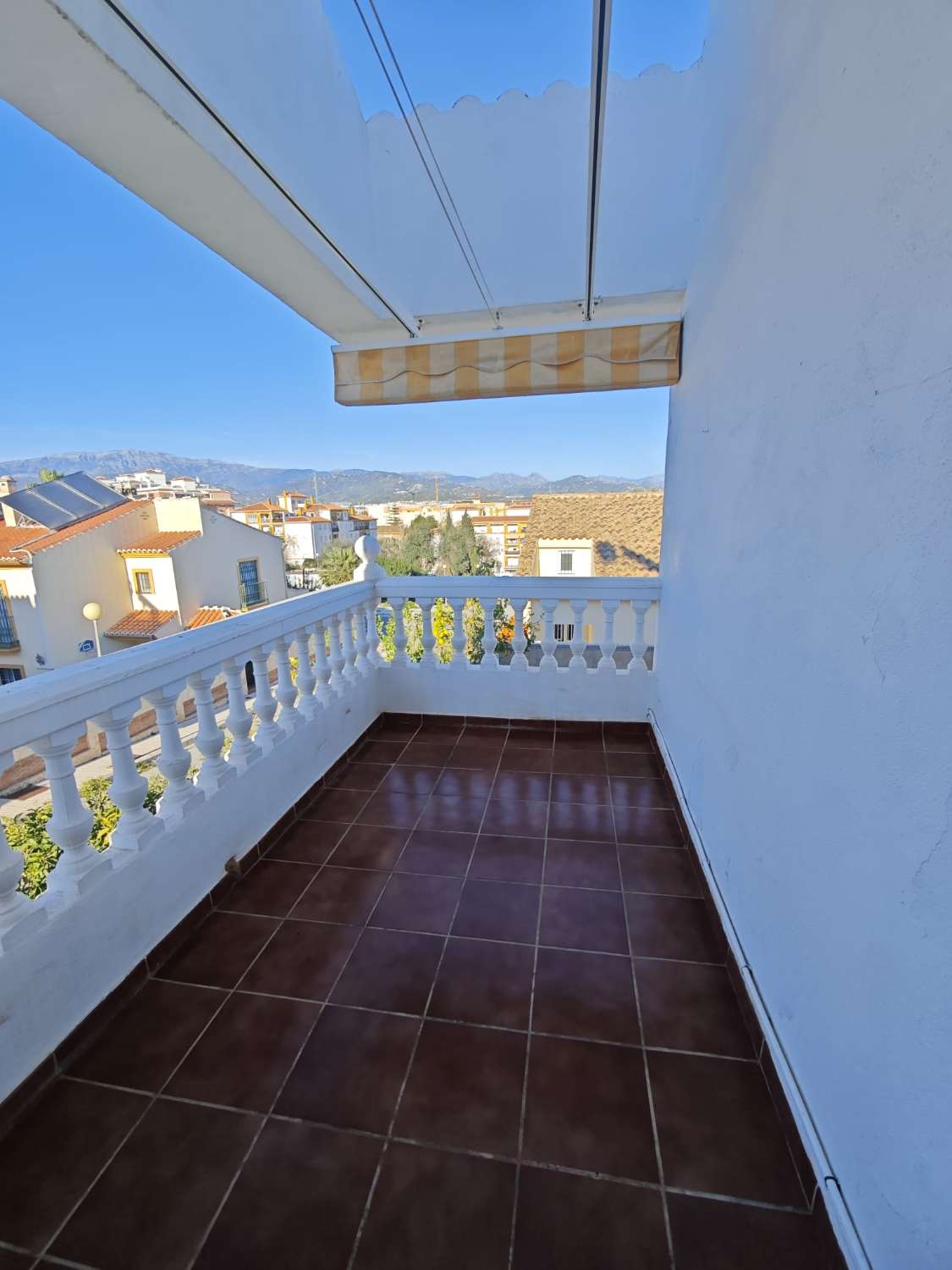 Grande maison jumelée d’angle à vendre