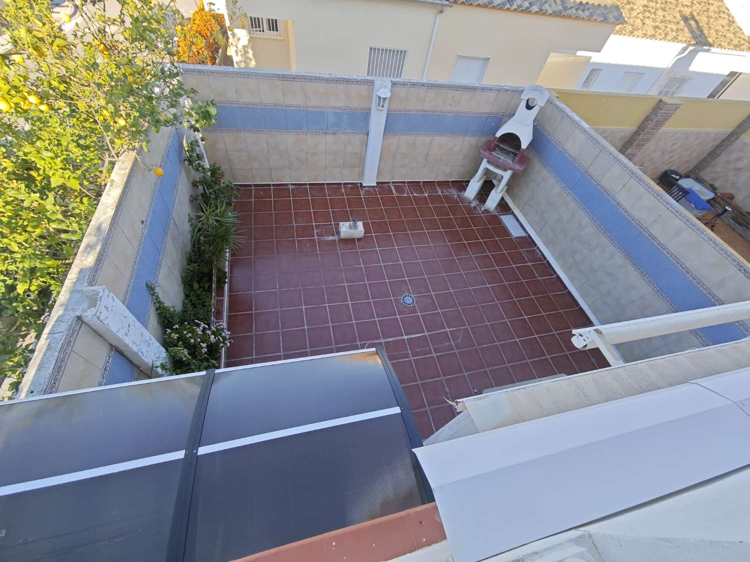 Grande maison jumelée d’angle à vendre