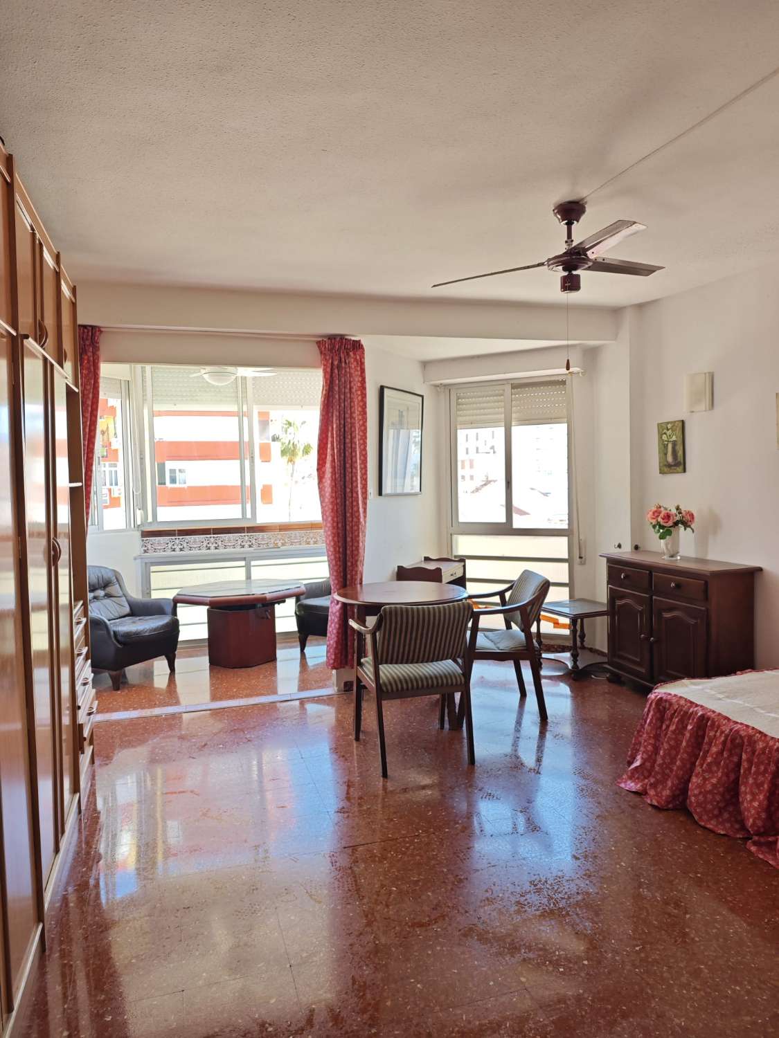 Studio 100 metrin päässä rannasta, jossa on uima-allas ja tenniskenttä