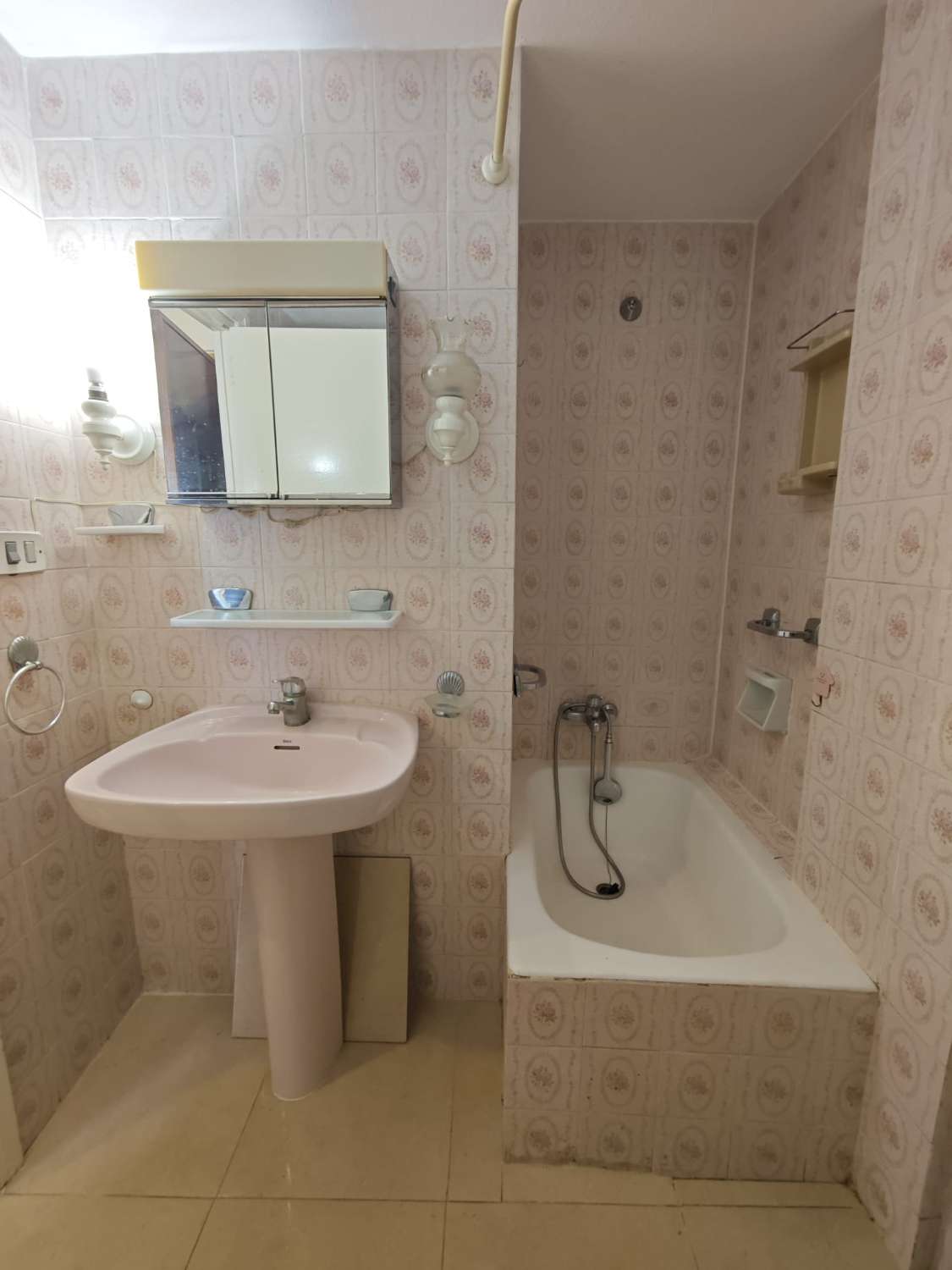 Studio 100 metrin päässä rannasta, jossa on uima-allas ja tenniskenttä