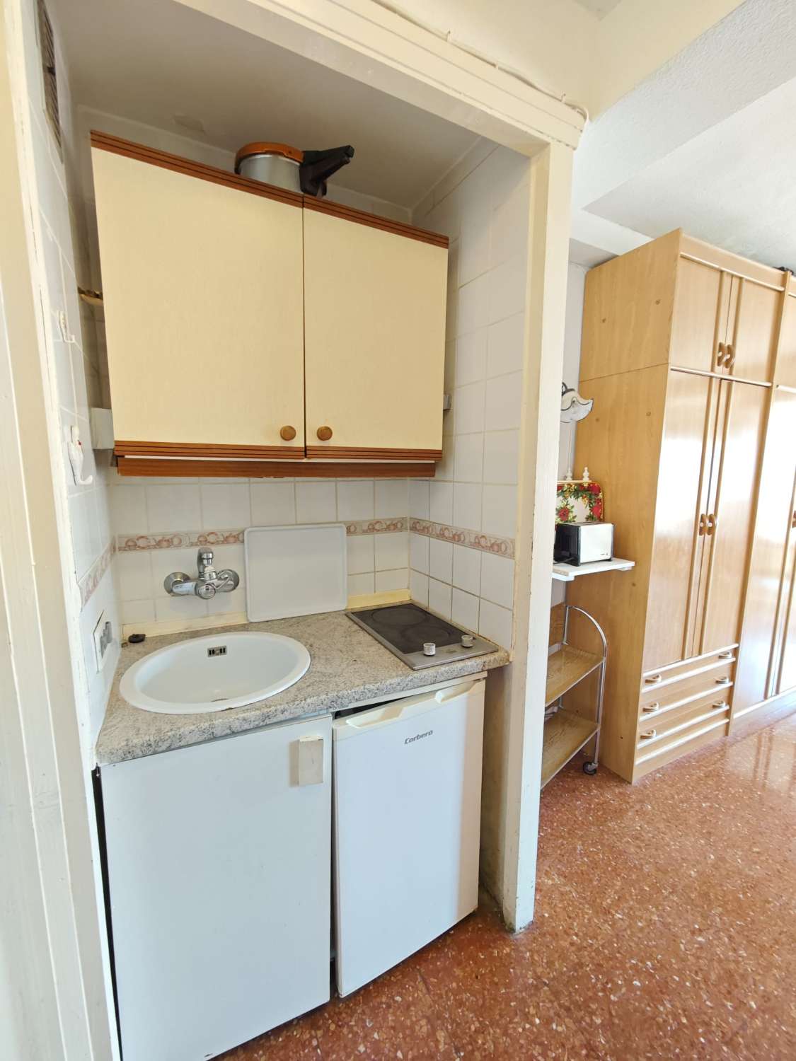 Studio 100 metrin päässä rannasta, jossa on uima-allas ja tenniskenttä