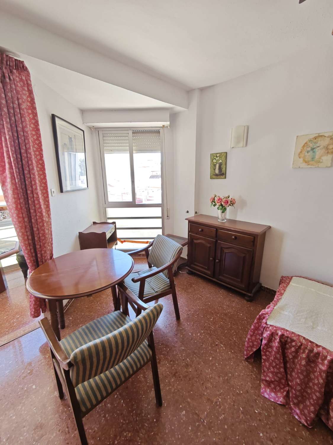 Studio 100 metrin päässä rannasta, jossa on uima-allas ja tenniskenttä