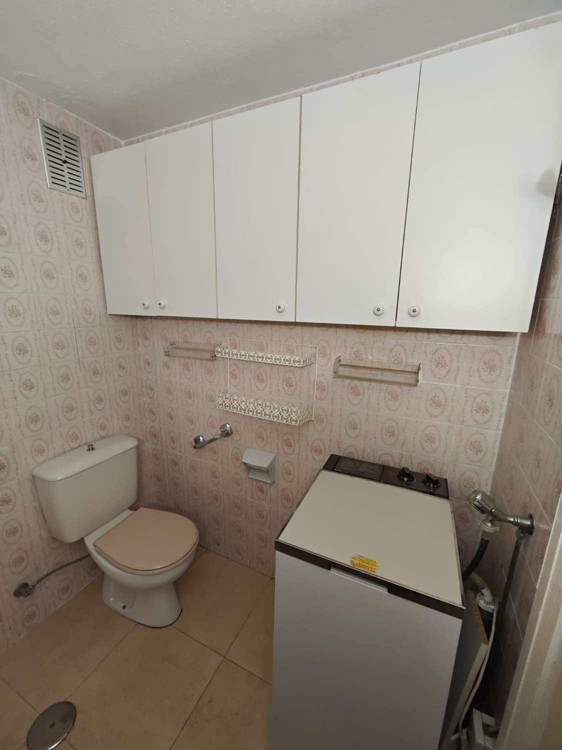 Studio 100 metrin päässä rannasta, jossa on uima-allas ja tenniskenttä