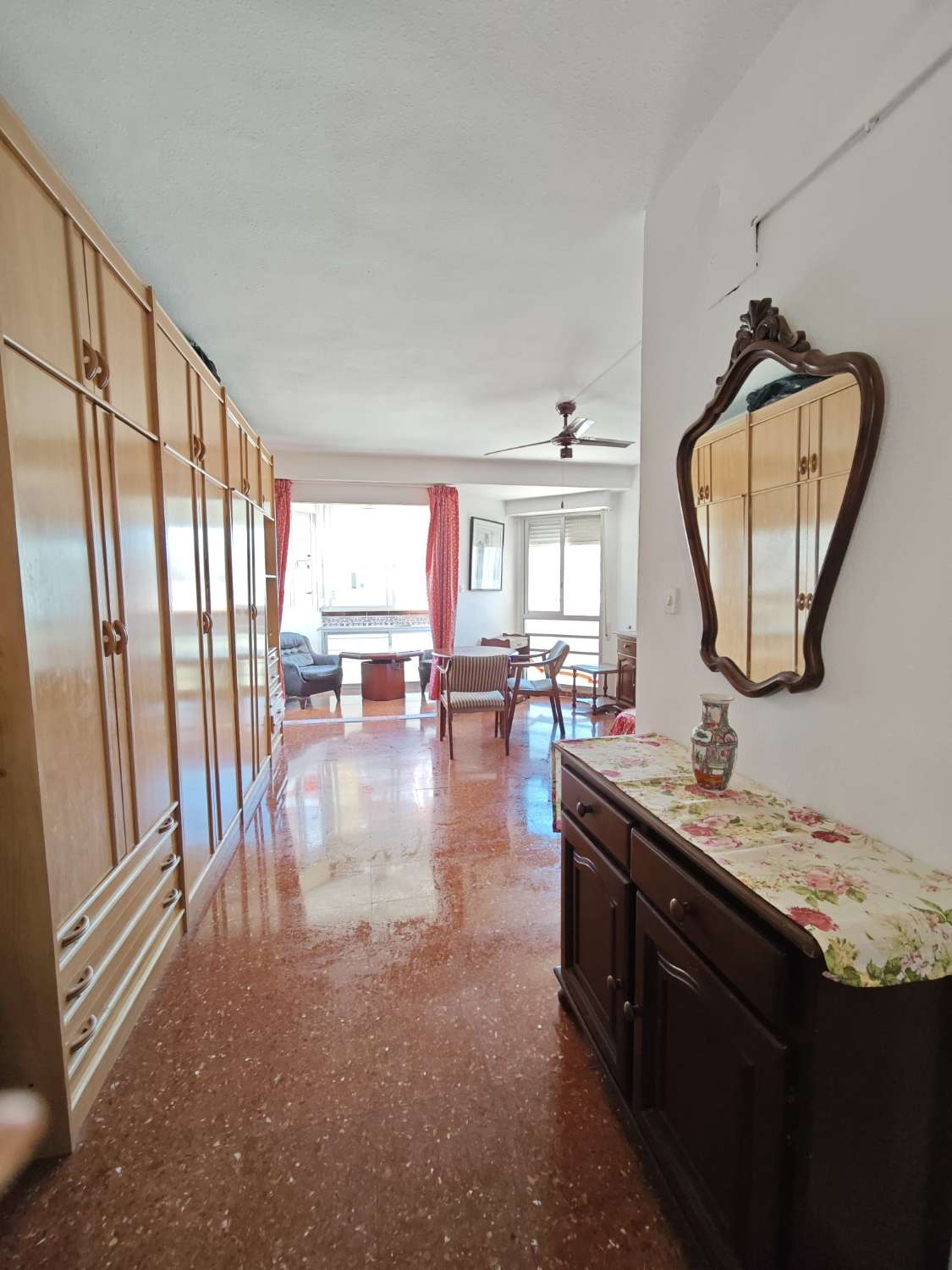 Studio 100 metrin päässä rannasta, jossa on uima-allas ja tenniskenttä