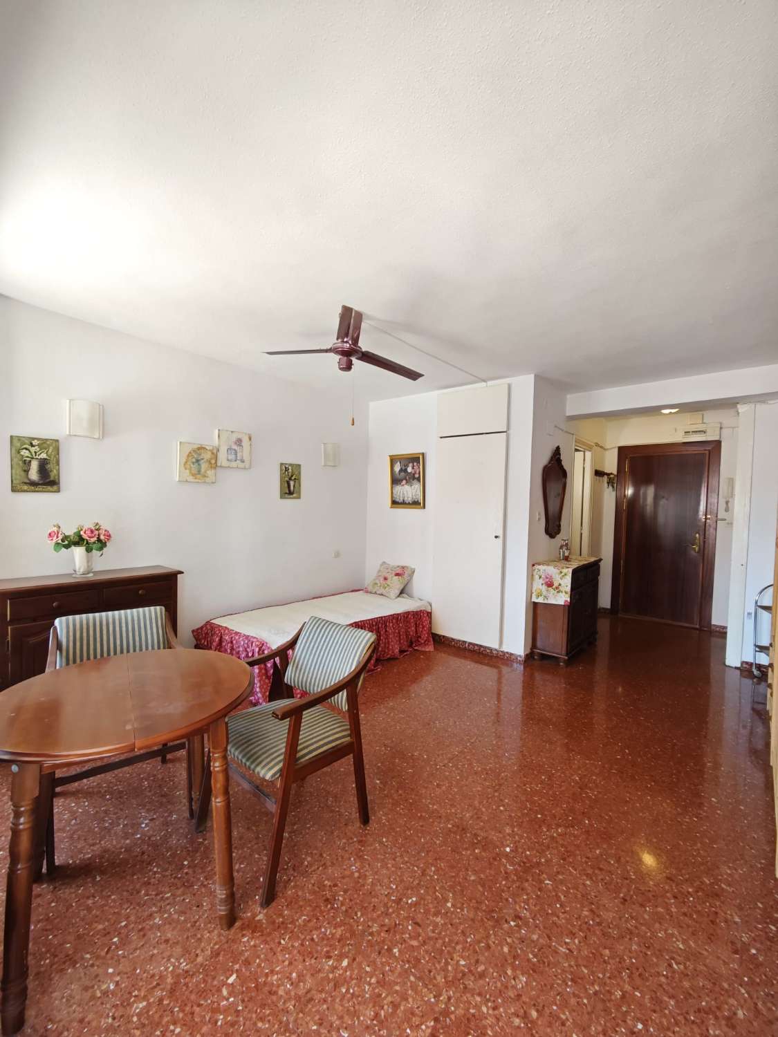 Studio 100 metrin päässä rannasta, jossa on uima-allas ja tenniskenttä