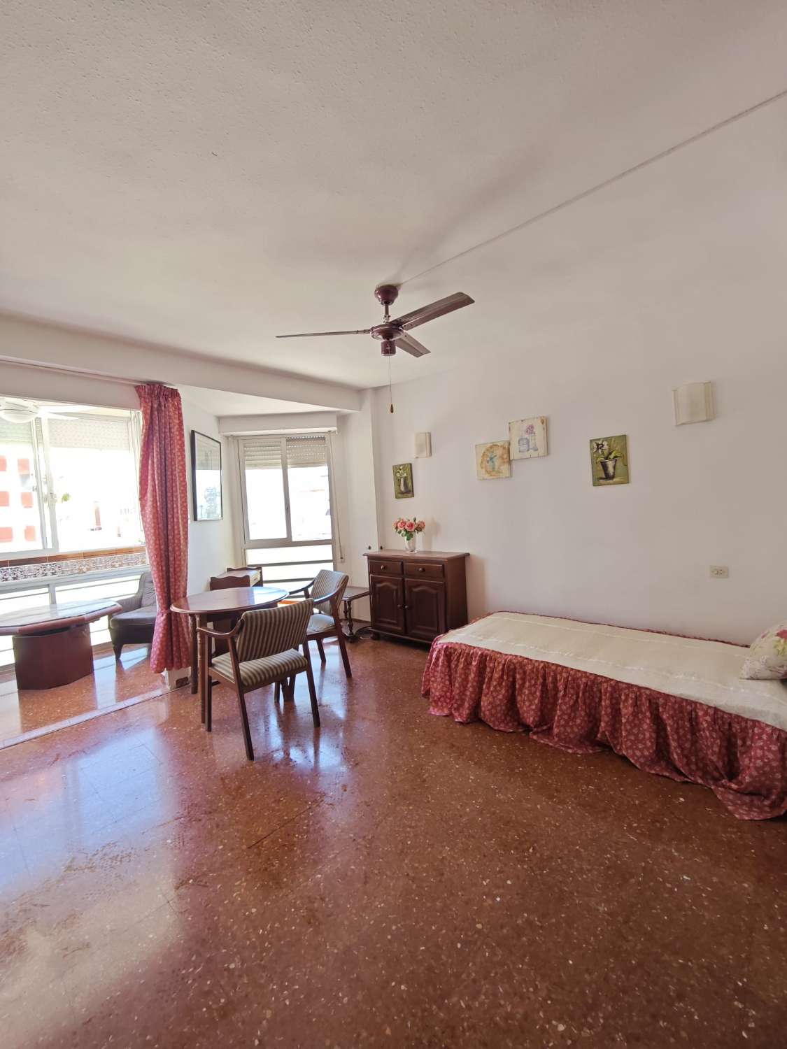 Studio 100 metrin päässä rannasta, jossa on uima-allas ja tenniskenttä