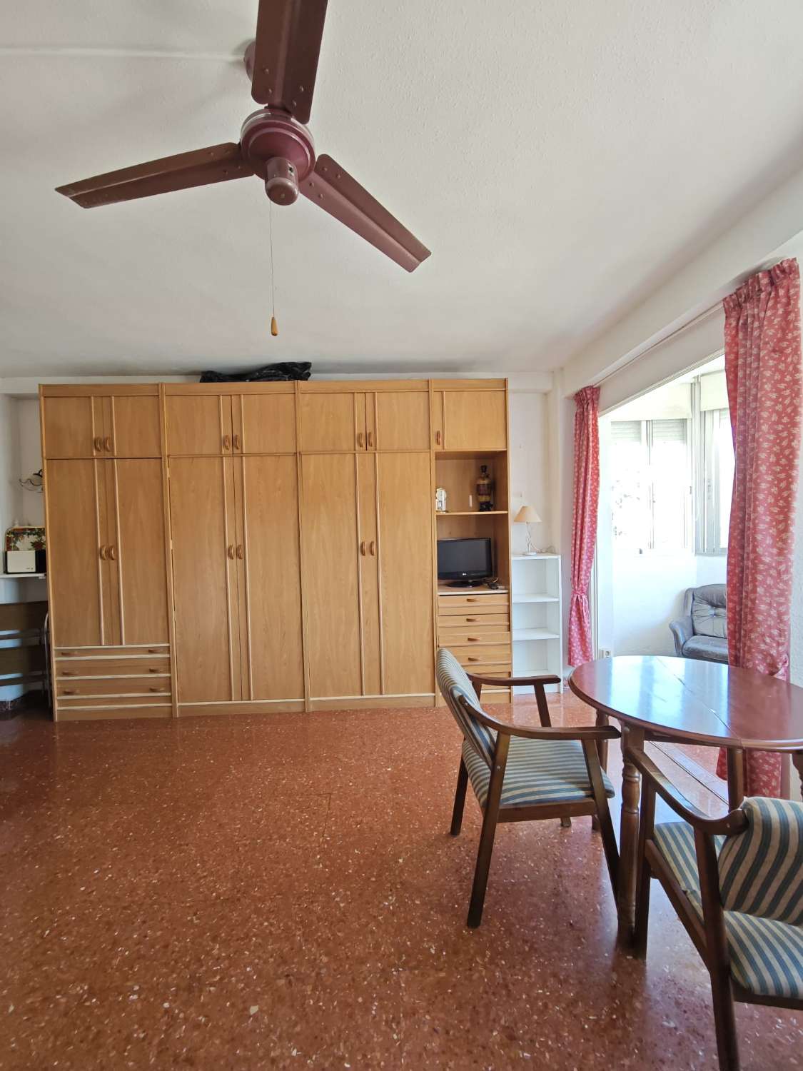 Studio 100 metrin päässä rannasta, jossa on uima-allas ja tenniskenttä