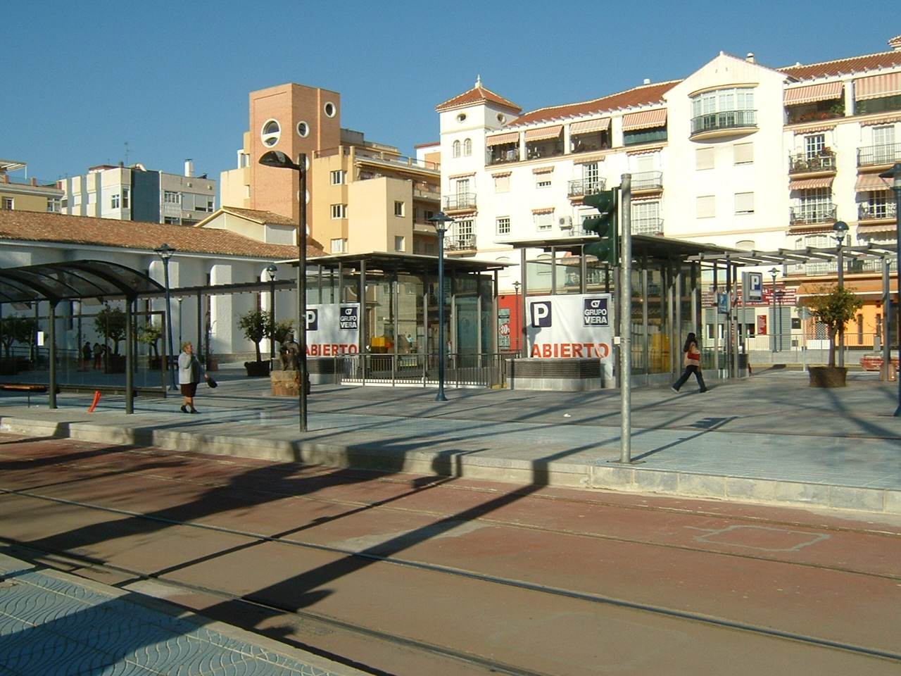 Studio 100 metrin päässä rannasta, jossa on uima-allas ja tenniskenttä