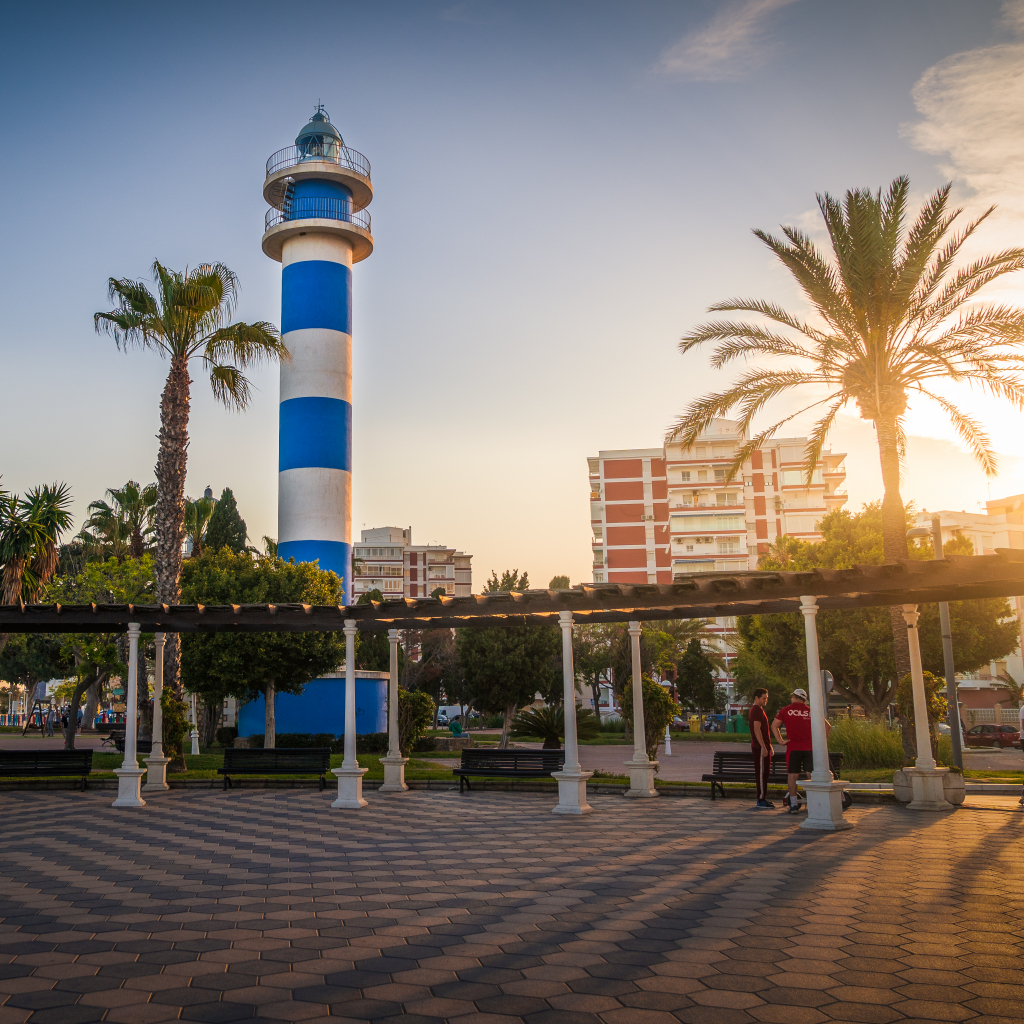 Studio 100 metrin päässä rannasta, jossa on uima-allas ja tenniskenttä