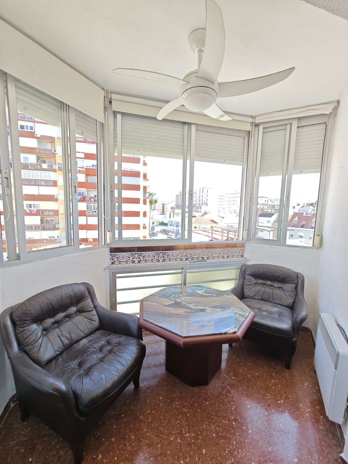 Studio 100 metrin päässä rannasta, jossa on uima-allas ja tenniskenttä