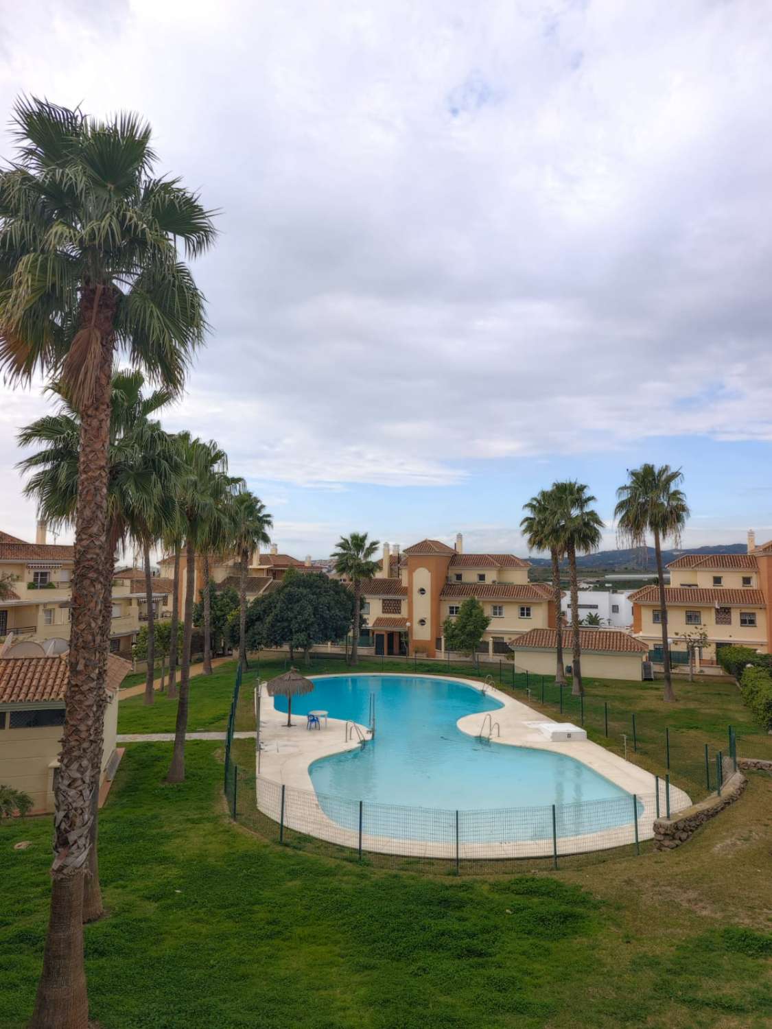 Amplio piso en Baviera Golf con terraza, parking y zonas comunes