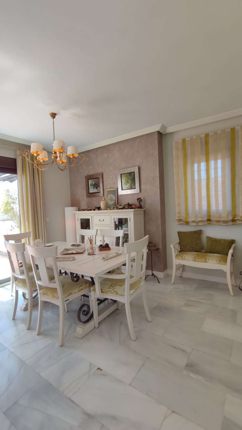 El Tomillar 阳台上的双拼顶层公寓