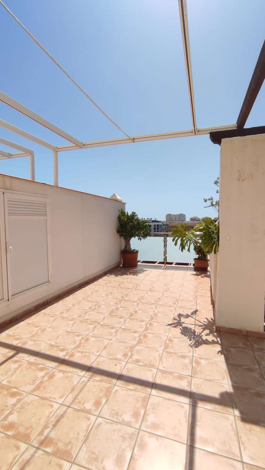 El Tomillar 阳台上的双拼顶层公寓