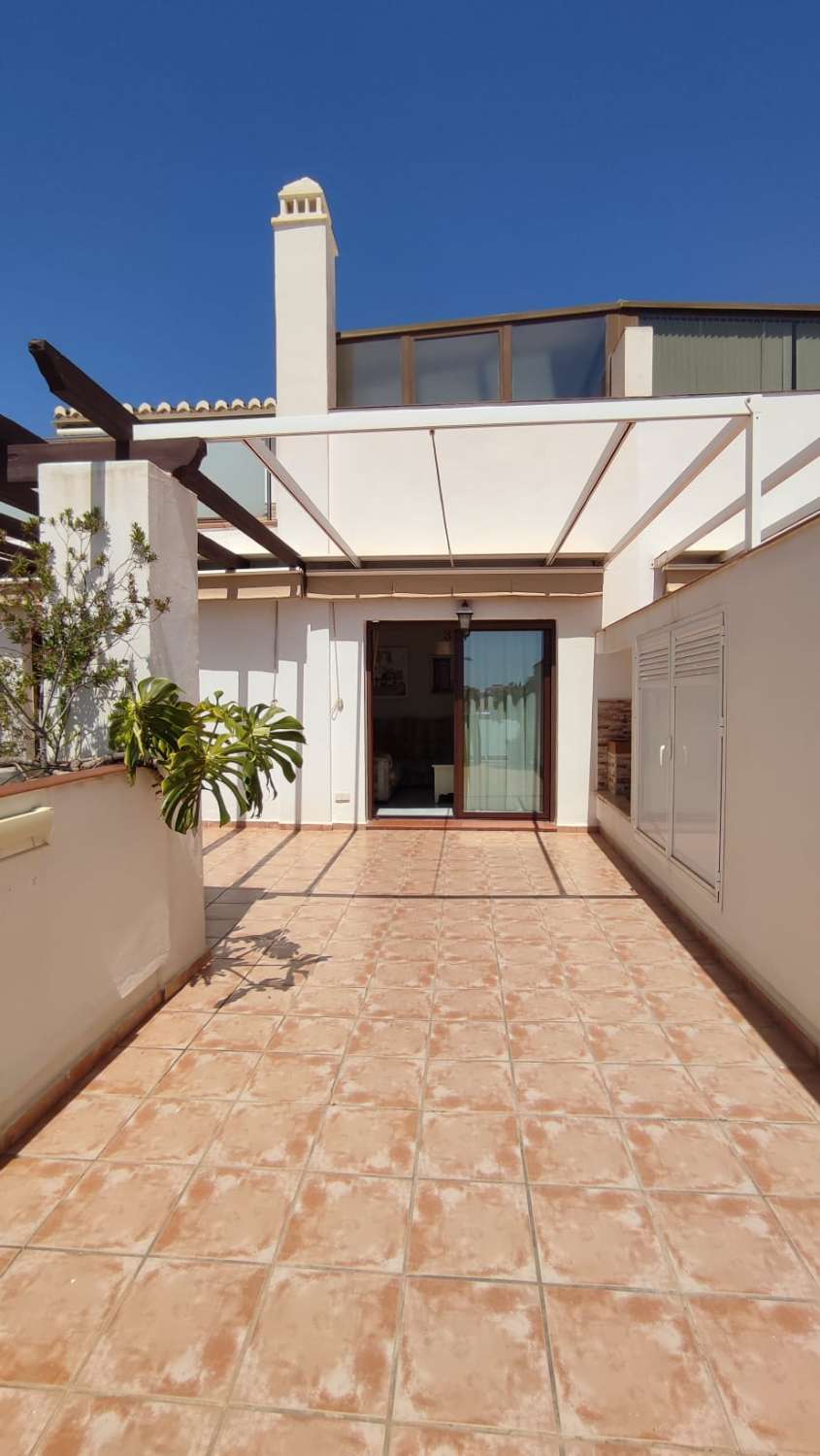 El Tomillar 阳台上的双拼顶层公寓