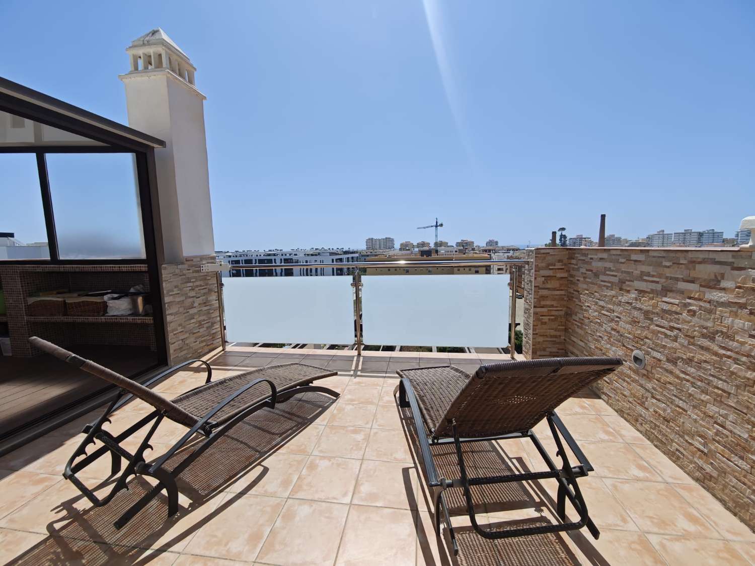 El Tomillar 阳台上的双拼顶层公寓