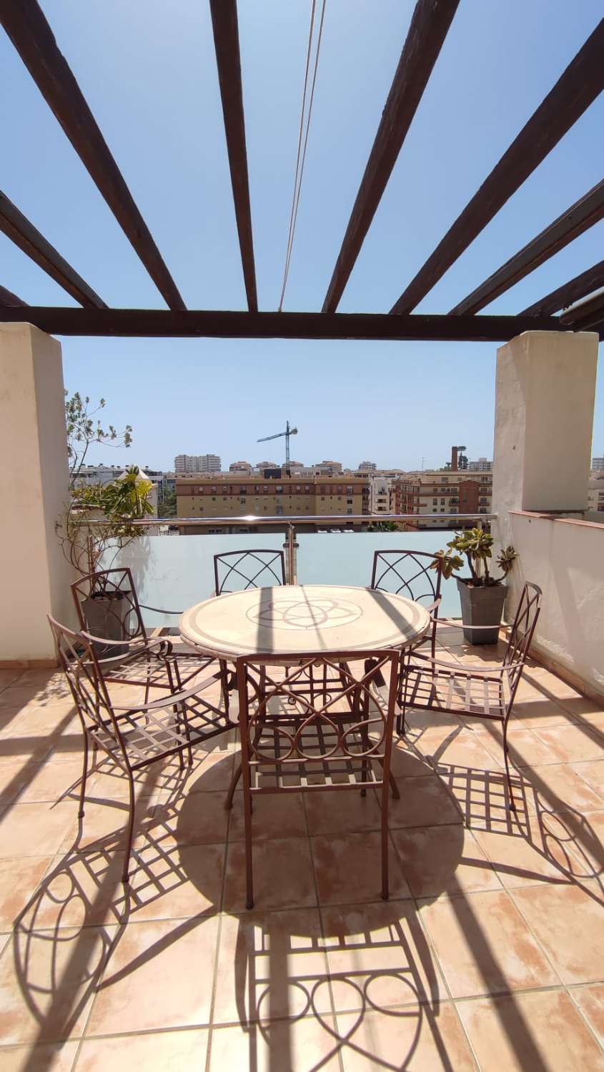El Tomillar 阳台上的双拼顶层公寓