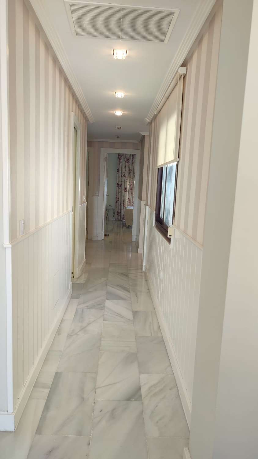 El Tomillar 阳台上的双拼顶层公寓