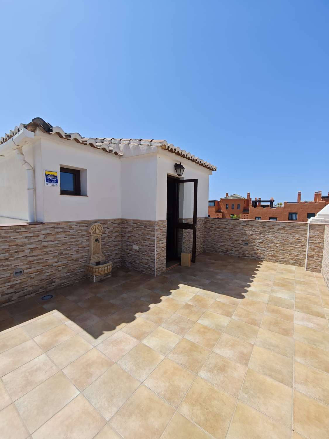 El Tomillar 阳台上的双拼顶层公寓