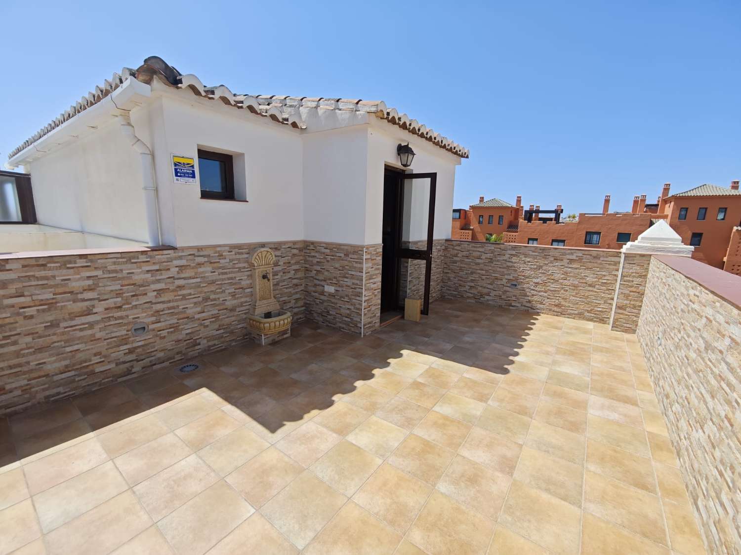 El Tomillar 阳台上的双拼顶层公寓