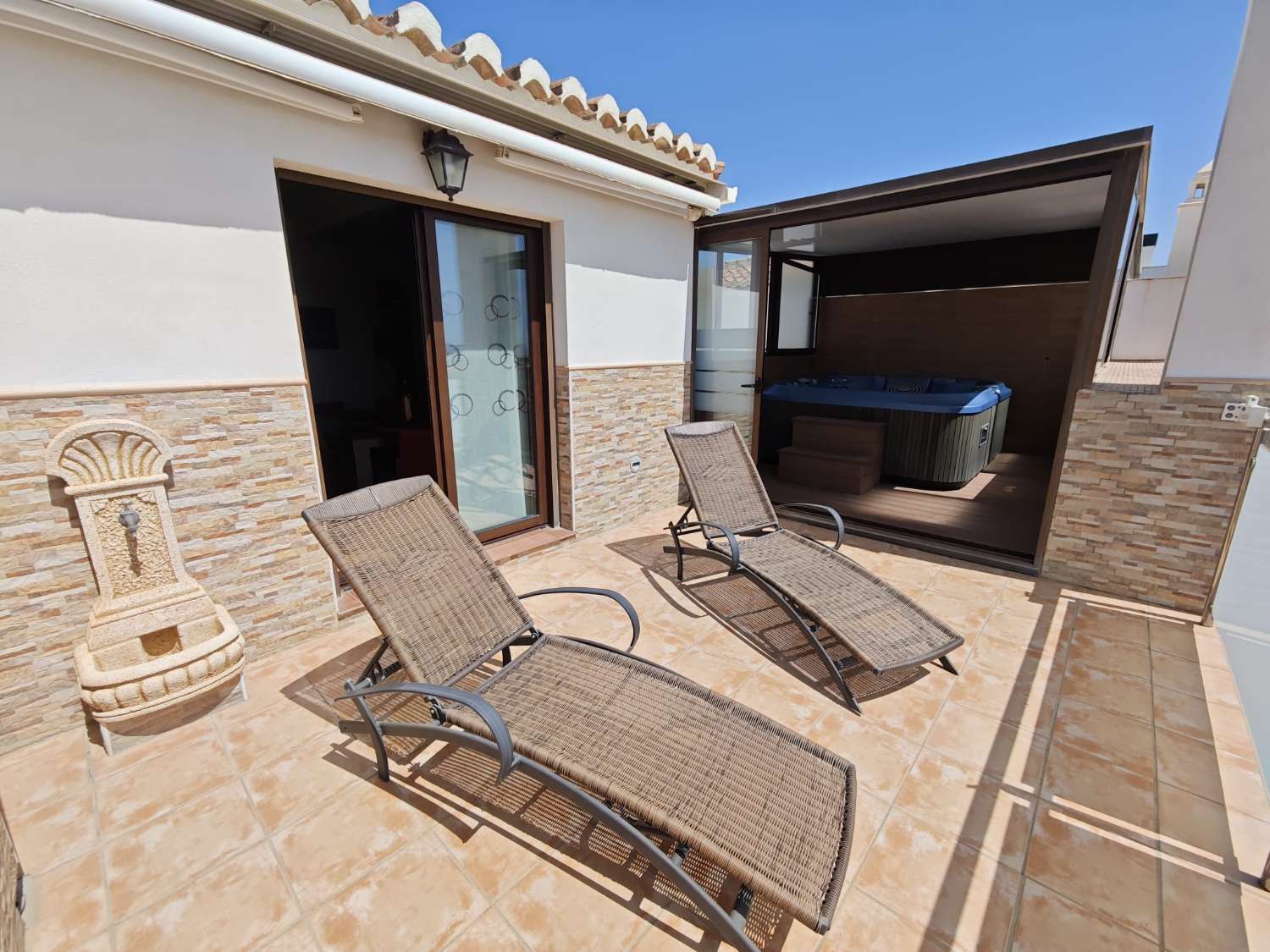 El Tomillar 阳台上的双拼顶层公寓