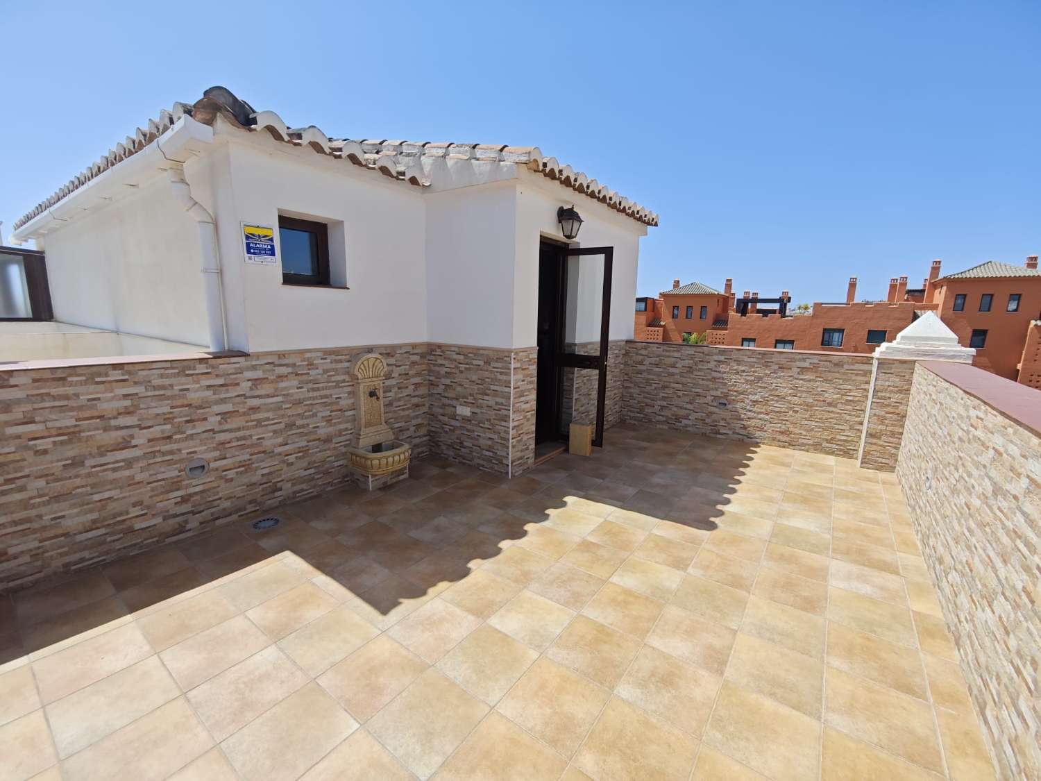 El Tomillar 阳台上的双拼顶层公寓