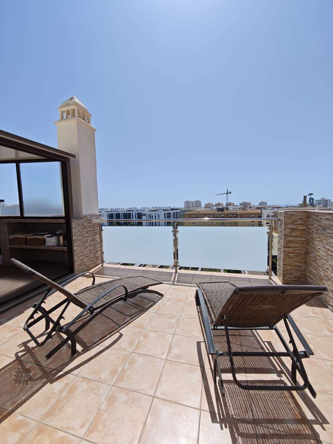 El Tomillar 阳台上的双拼顶层公寓