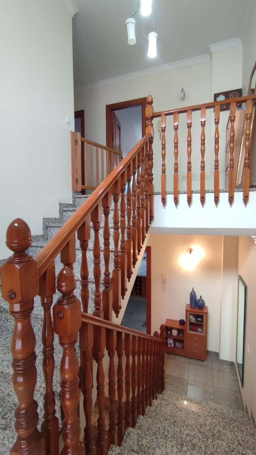 Haus zum Verkauf im Dorf Algarrobo.