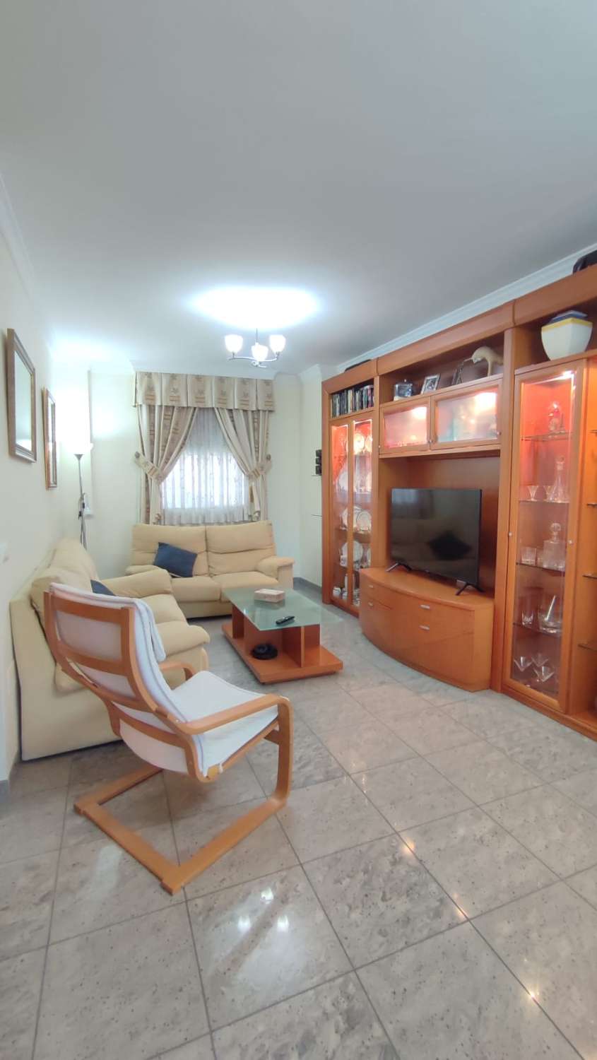 Haus zum Verkauf im Dorf Algarrobo.