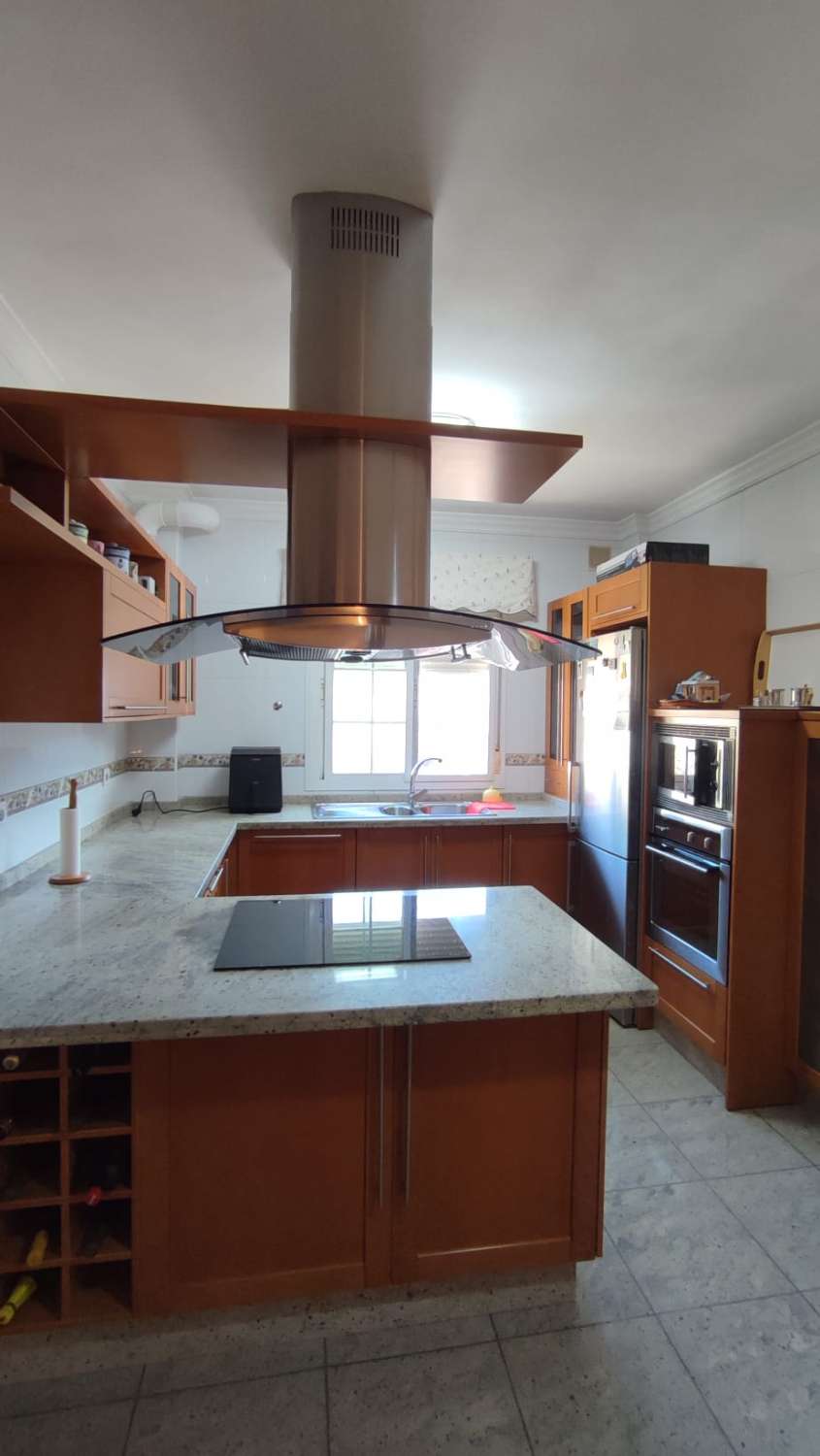 Haus zum Verkauf im Dorf Algarrobo.