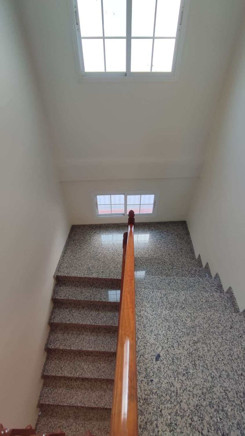 Haus zum Verkauf im Dorf Algarrobo.