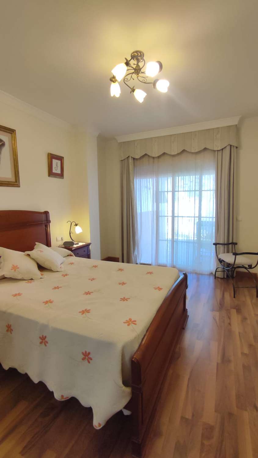 Haus zum Verkauf im Dorf Algarrobo.