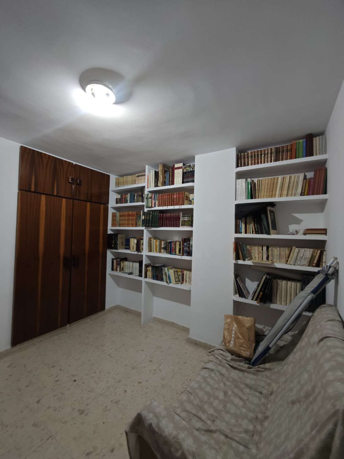 RUIM APPARTEMENT TE KOOP IN HET CENTRUM VAN TORRE DEL MAR