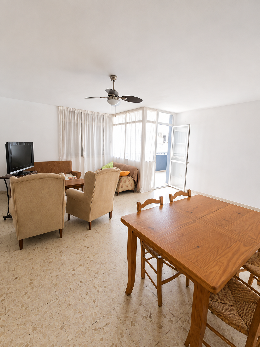 RUIM APPARTEMENT TE KOOP IN HET CENTRUM VAN TORRE DEL MAR