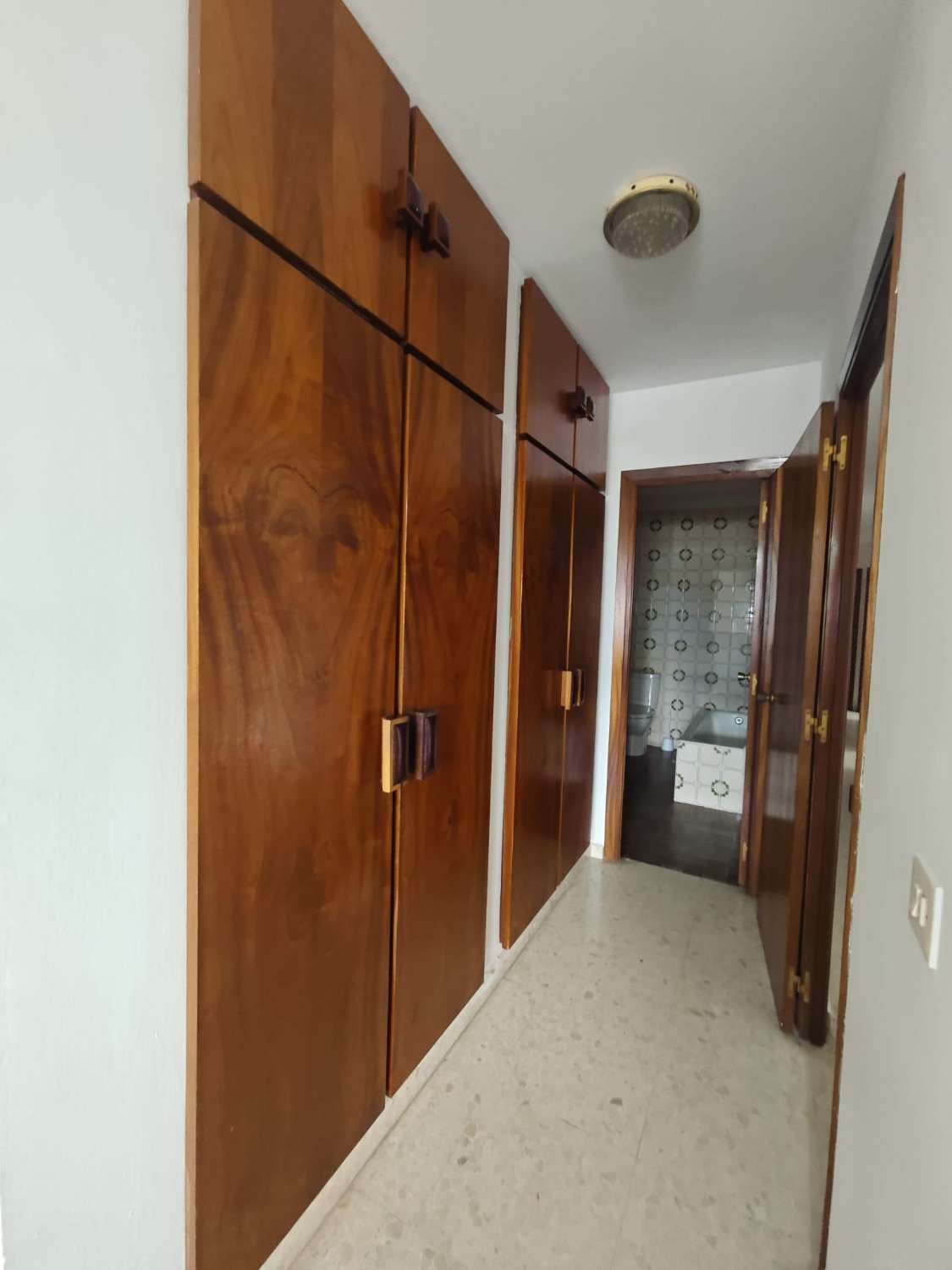 RUIM APPARTEMENT TE KOOP IN HET CENTRUM VAN TORRE DEL MAR