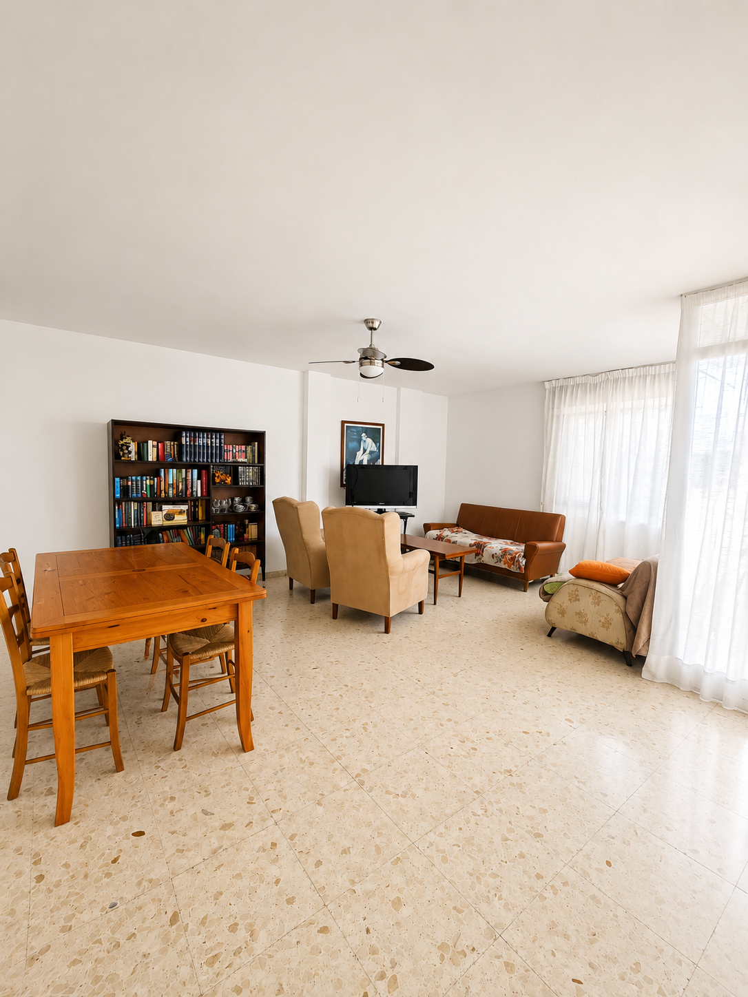 RUIM APPARTEMENT TE KOOP IN HET CENTRUM VAN TORRE DEL MAR