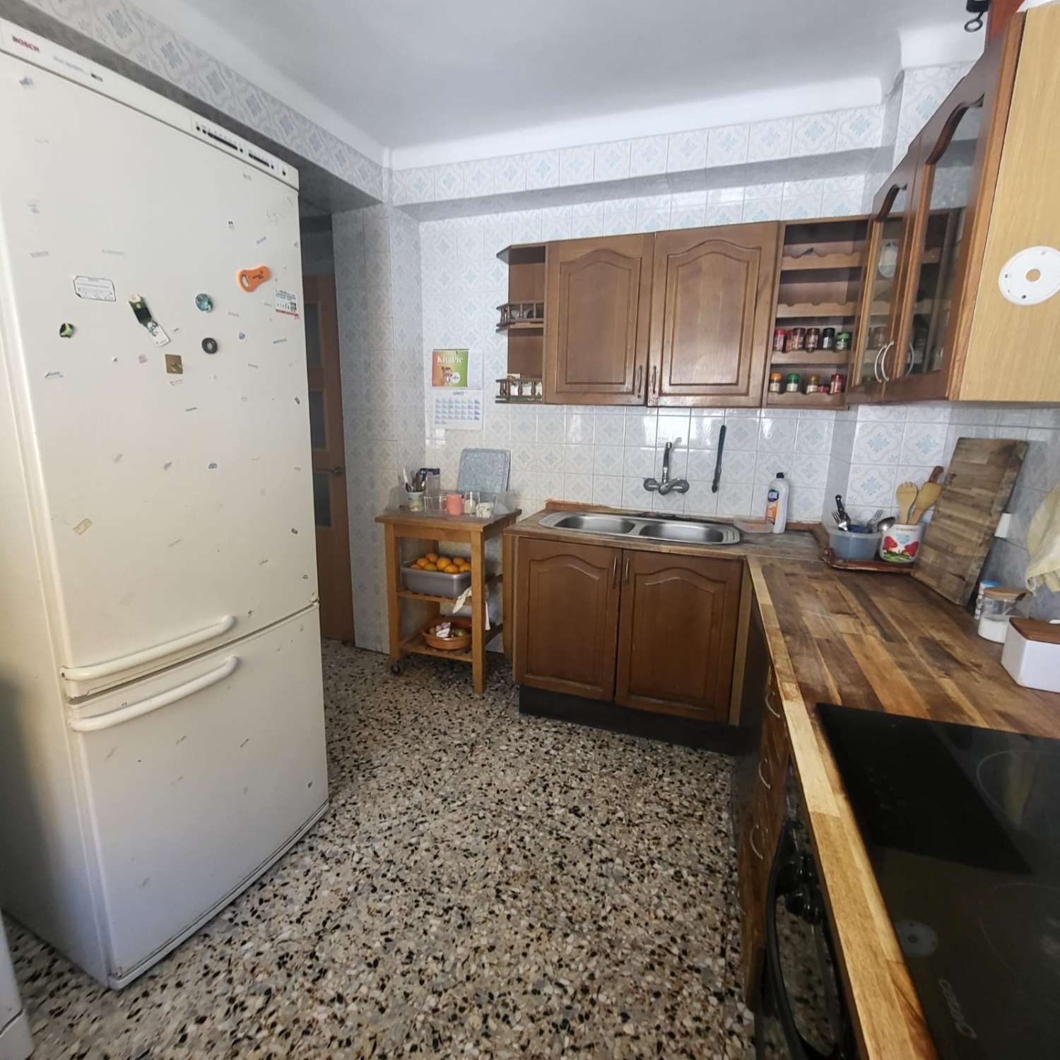 RUMMELIG 3-VÆRELSES LEJLIGHED I HJERTET AF TORRE DEL MAR