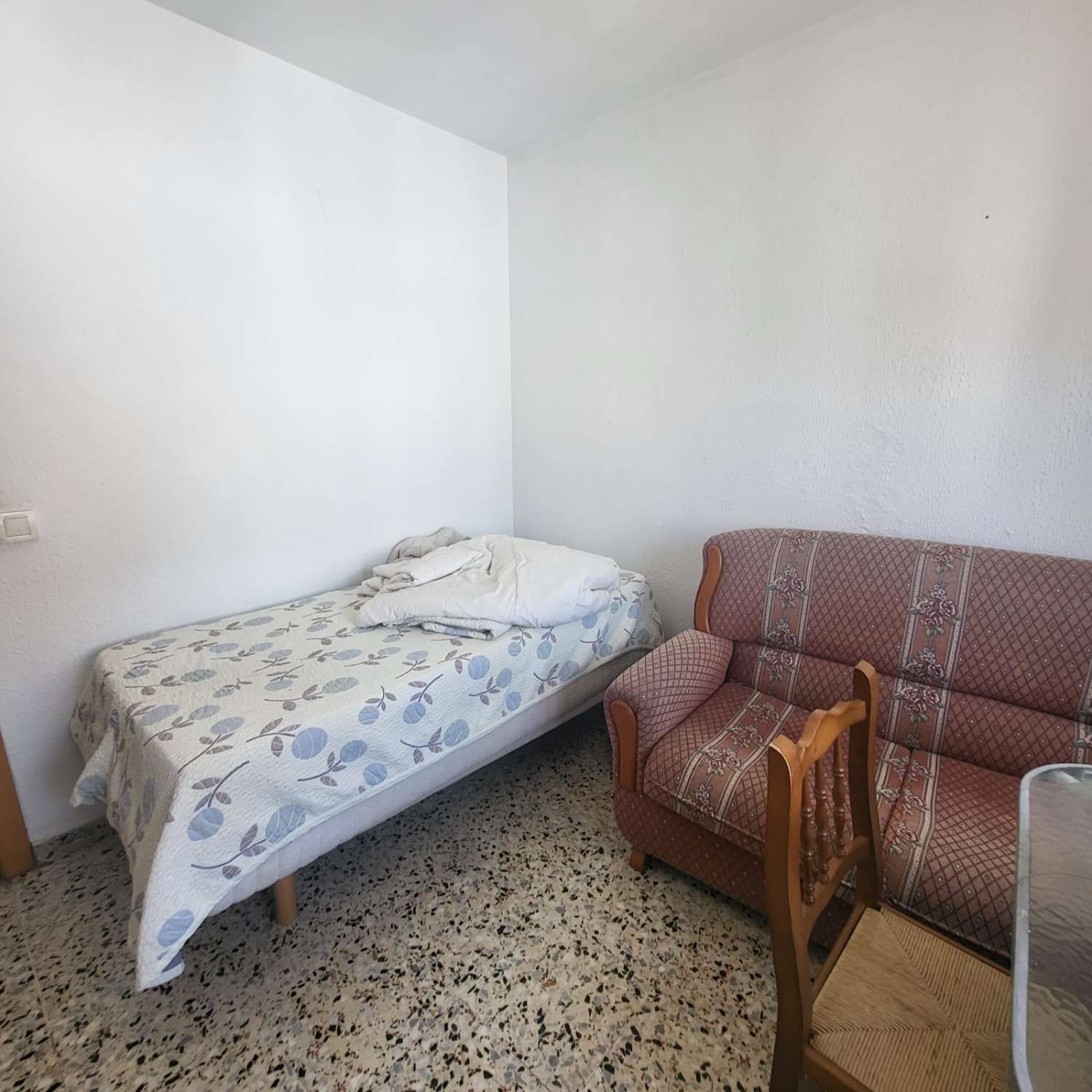 RUMMELIG 3-VÆRELSES LEJLIGHED I HJERTET AF TORRE DEL MAR