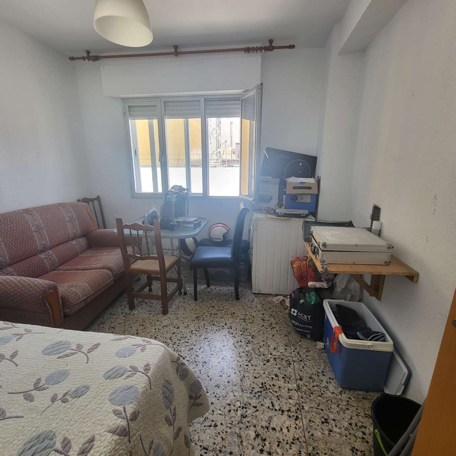 RUMMELIG 3-VÆRELSES LEJLIGHED I HJERTET AF TORRE DEL MAR