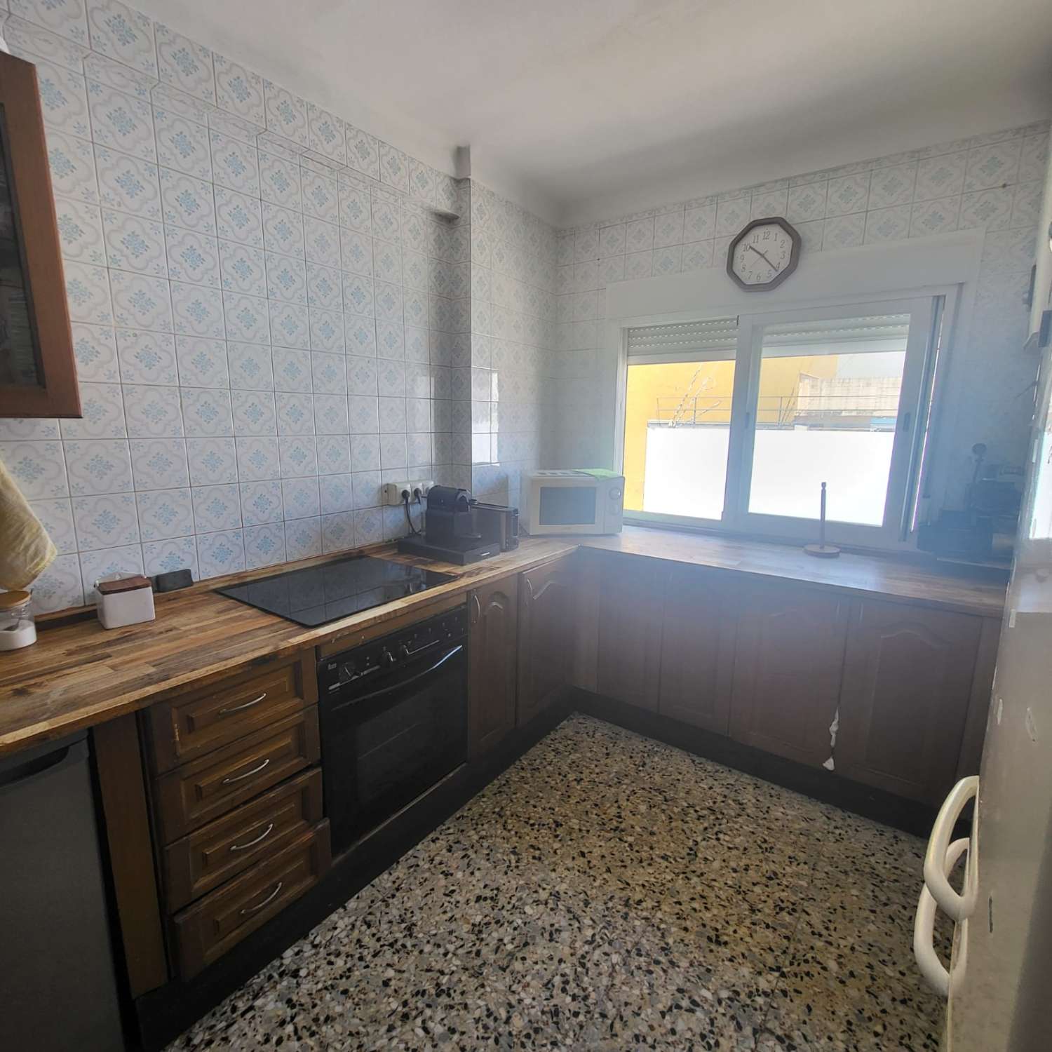 RUMMELIG 3-VÆRELSES LEJLIGHED I HJERTET AF TORRE DEL MAR