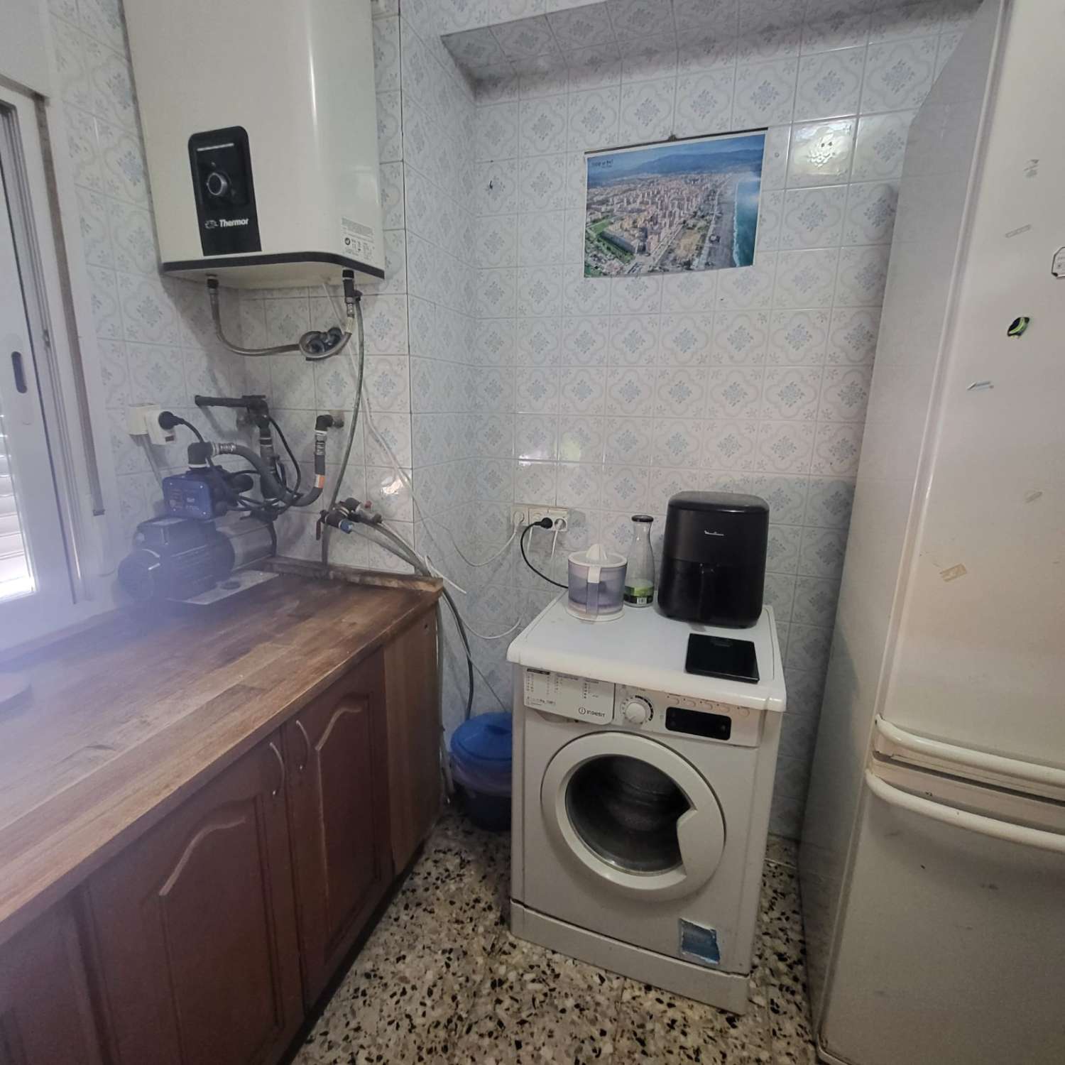 RUMMELIG 3-VÆRELSES LEJLIGHED I HJERTET AF TORRE DEL MAR
