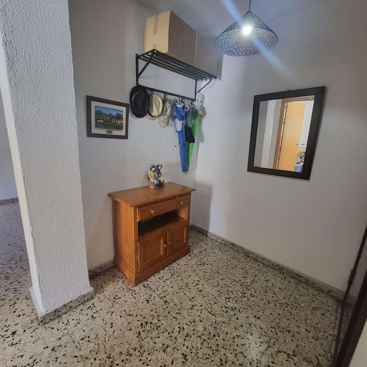 RUMMELIG 3-VÆRELSES LEJLIGHED I HJERTET AF TORRE DEL MAR