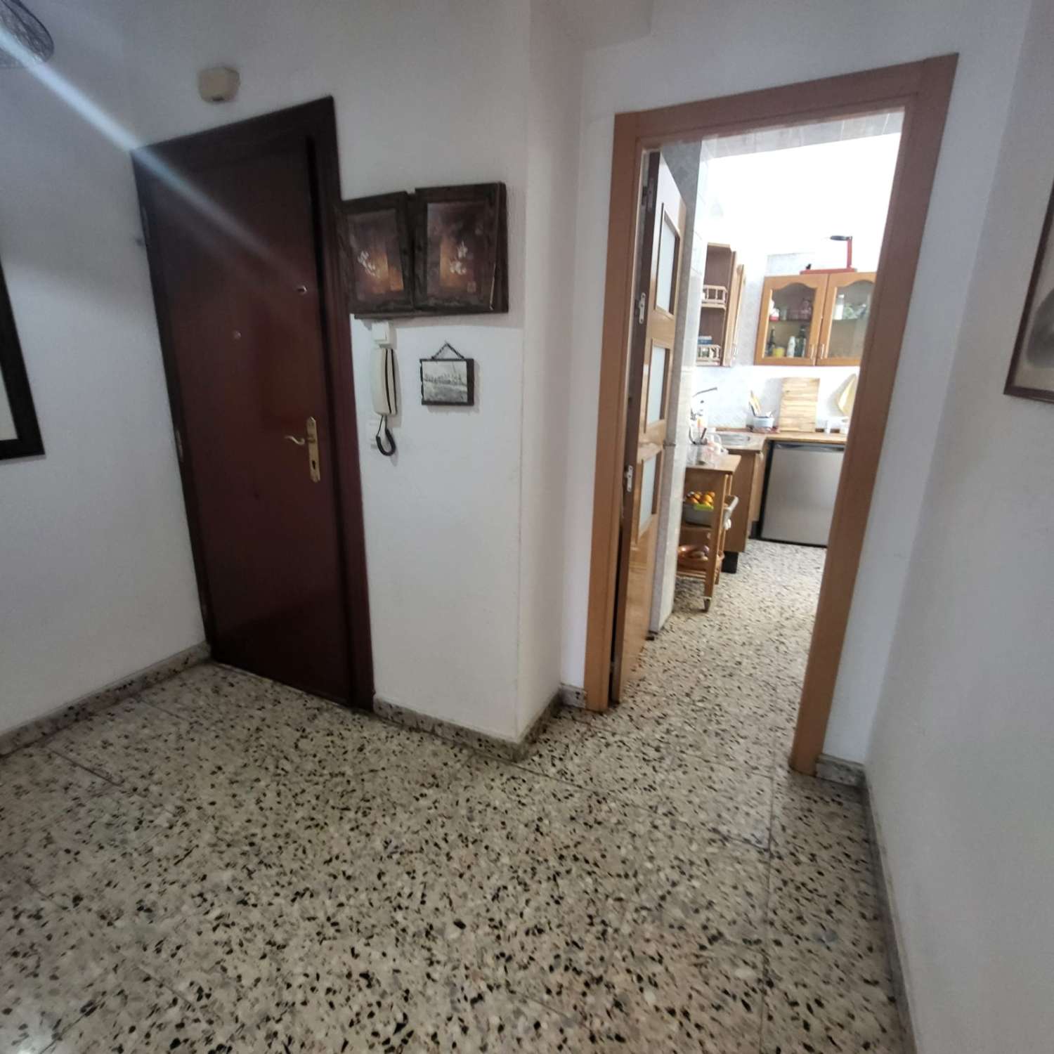 RUMMELIG 3-VÆRELSES LEJLIGHED I HJERTET AF TORRE DEL MAR
