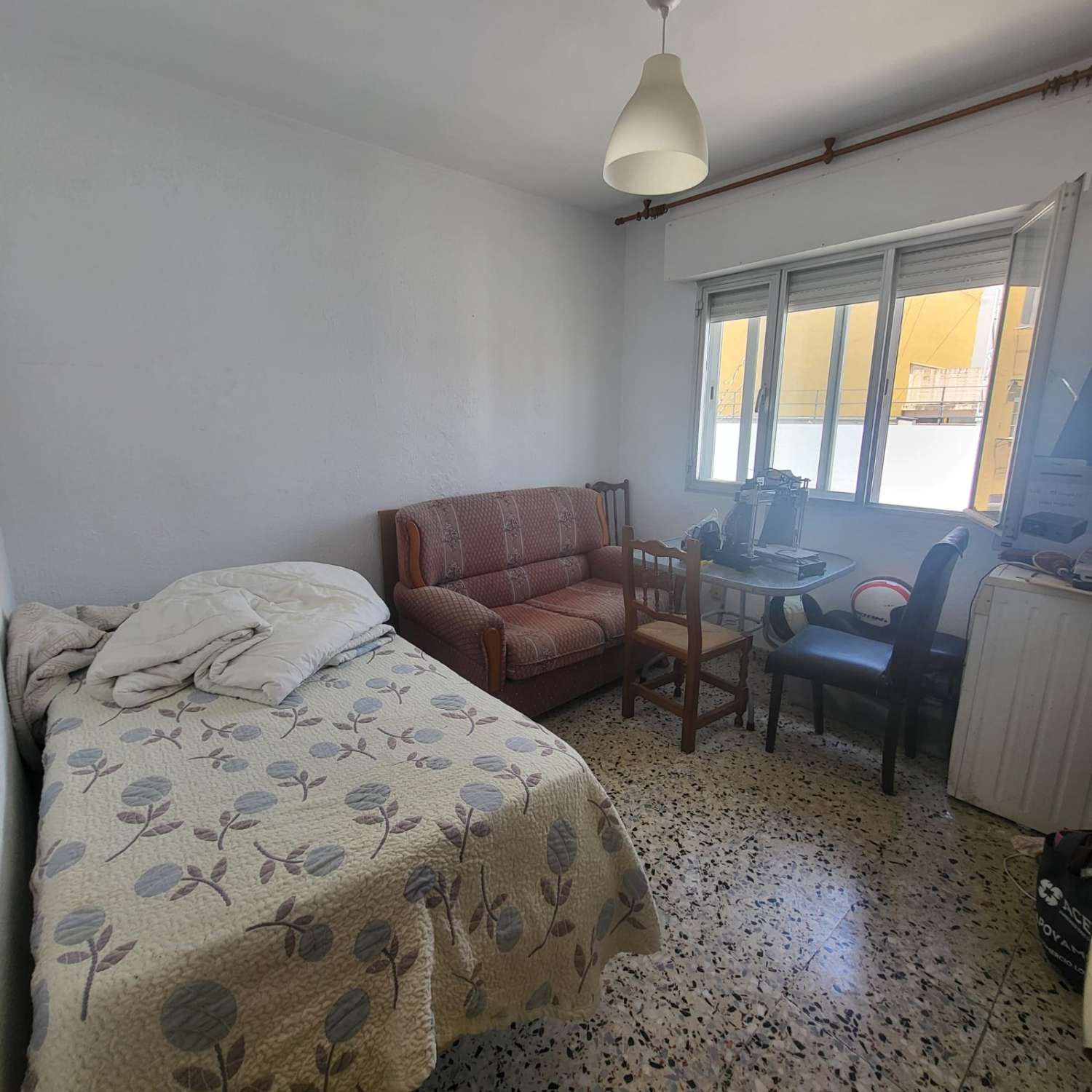 RUMMELIG 3-VÆRELSES LEJLIGHED I HJERTET AF TORRE DEL MAR