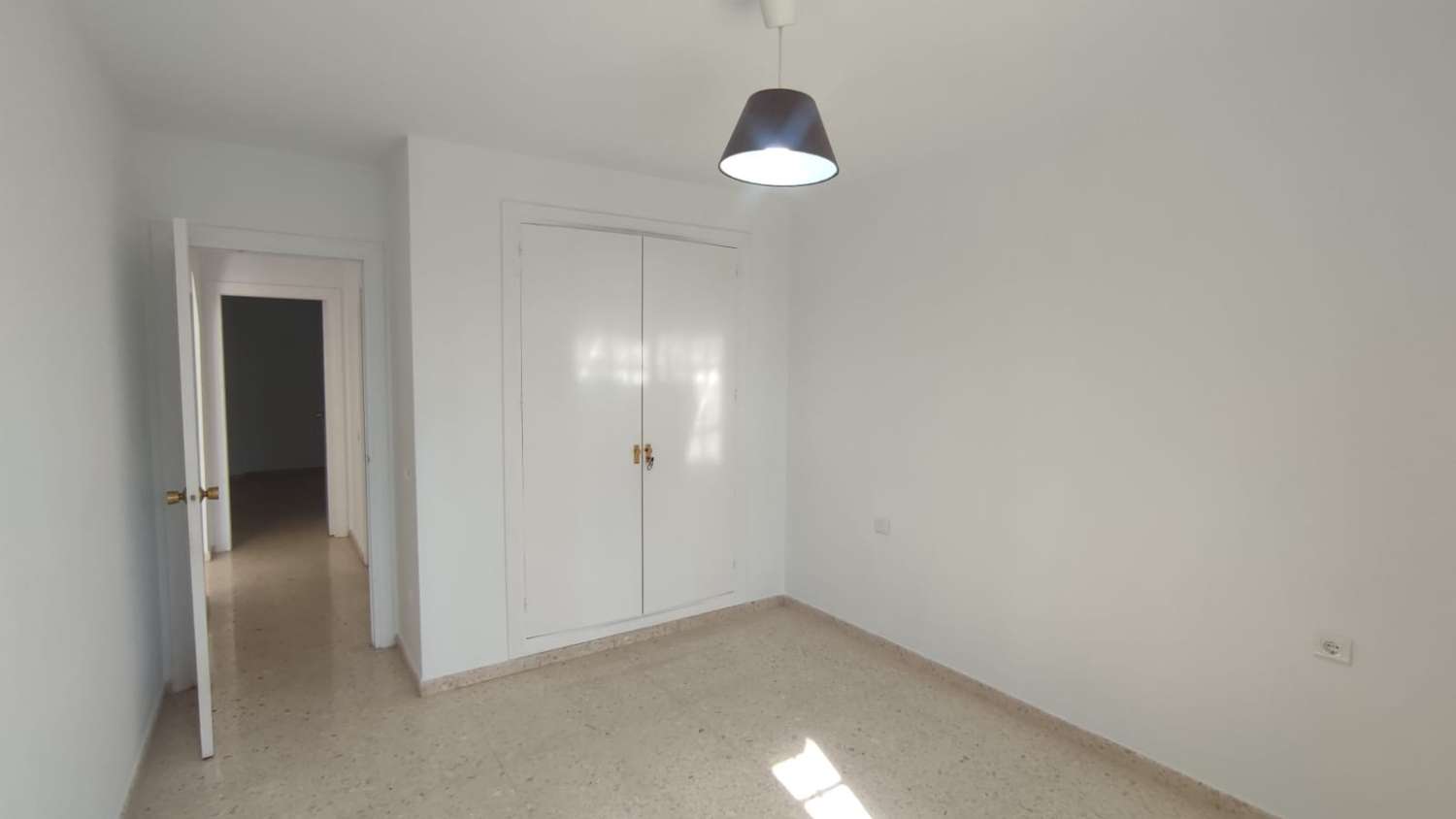 PISO EN VENTA CALETA DE VELEZ