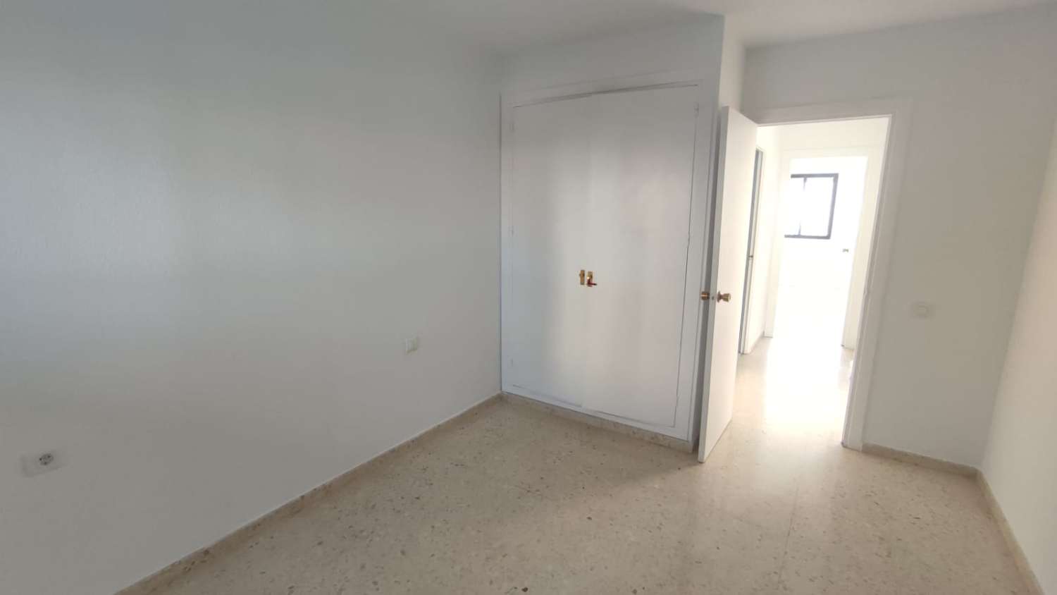 PISO EN VENTA CALETA DE VELEZ
